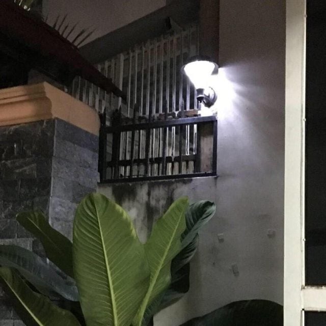 Đèn treo tường dùng năng lượng mặt trời Mặt đèn gồm nhiều chip LED siêu sáng, phát ra ánh sáng hài hòa, thân thiện với môi trường, có nhiệt độ màu từ 6500 đến 7000K cùng góc độ chiếu sáng rộng